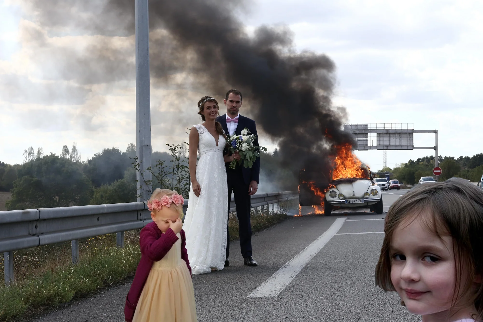 Молодожены сделали свадебное фото на фоне горящего авто и стали жертвами фотошопа - фото 452773