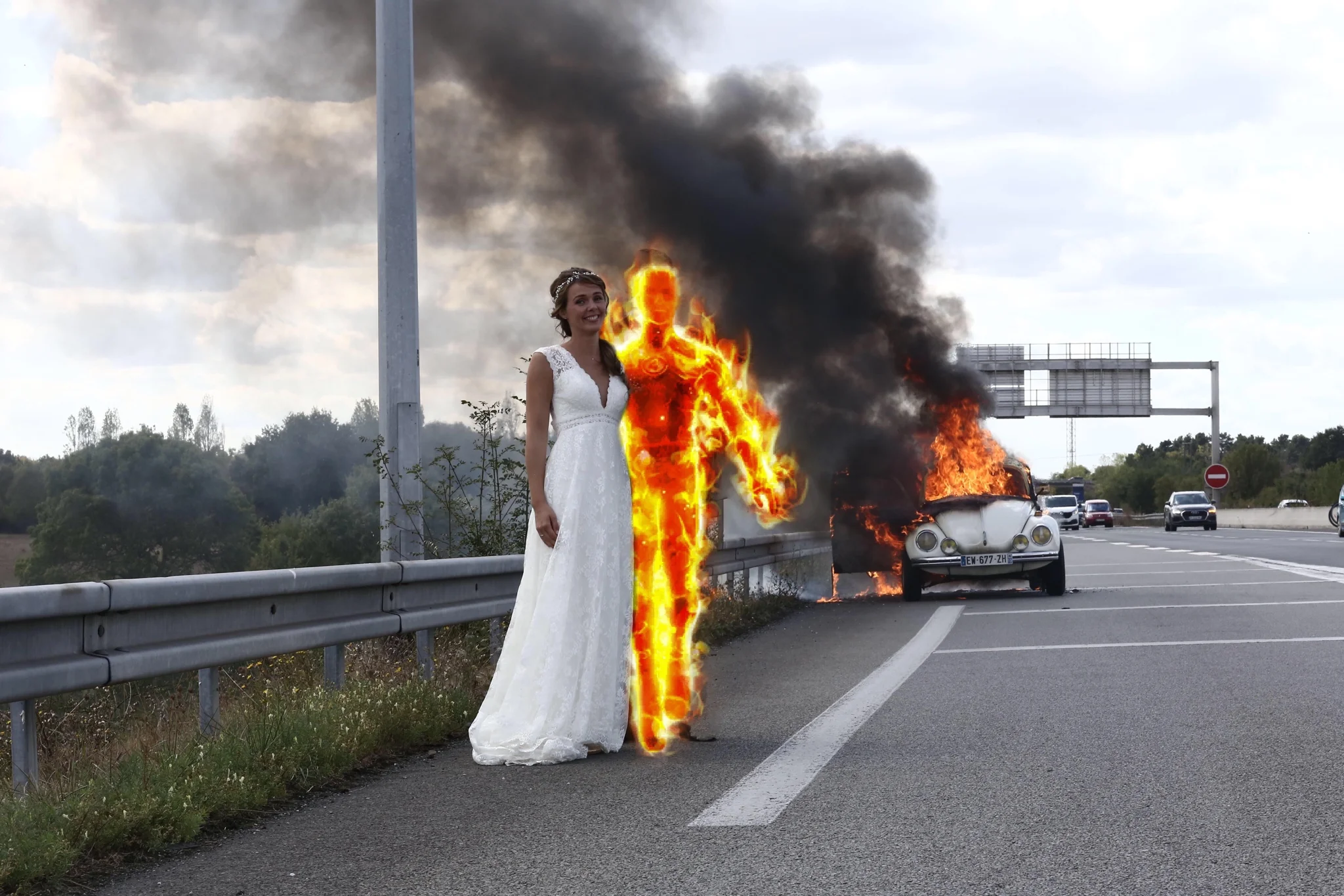 Молодожены сделали свадебное фото на фоне горящего авто и стали жертвами фотошопа - фото 452774