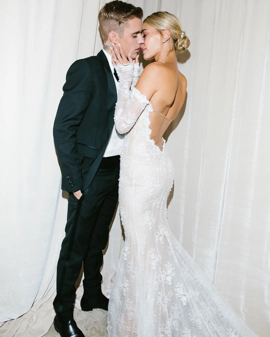 Хейли Бибер поделилась фото со свадьбы, на которых можно увидеть ее роскошное платье - фото 453220