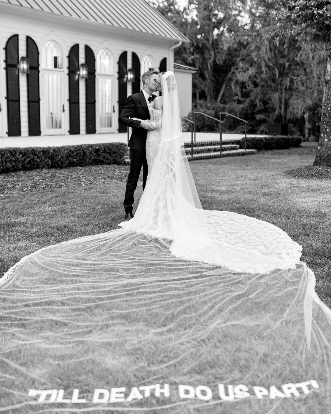 Хейлі Бібер поділилась офіційними фото з весілля, на яких можна побачити її розкішну сукню - фото 453221