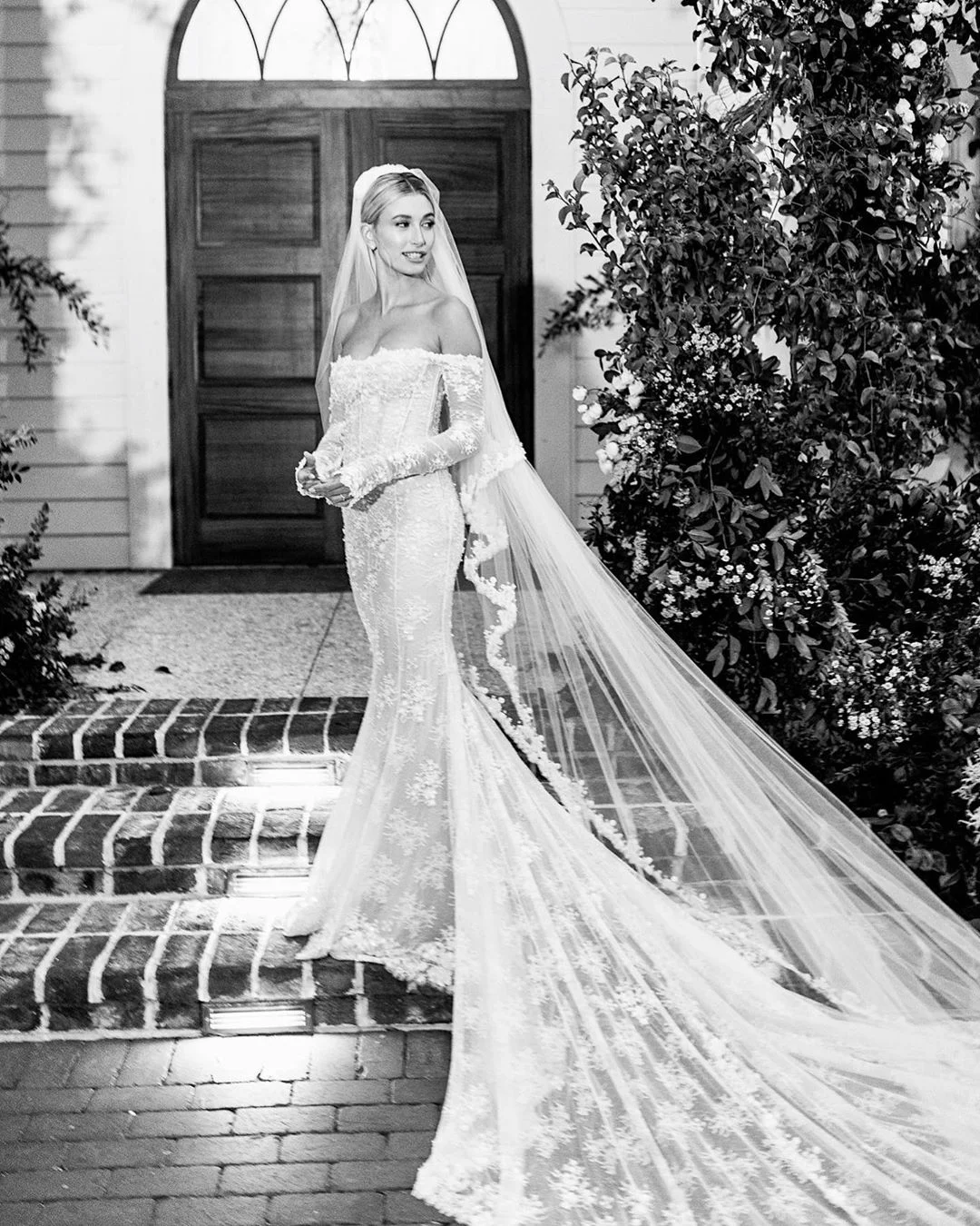 Хейли Бибер поделилась фото со свадьбы, на которых можно увидеть ее роскошное платье - фото 453222