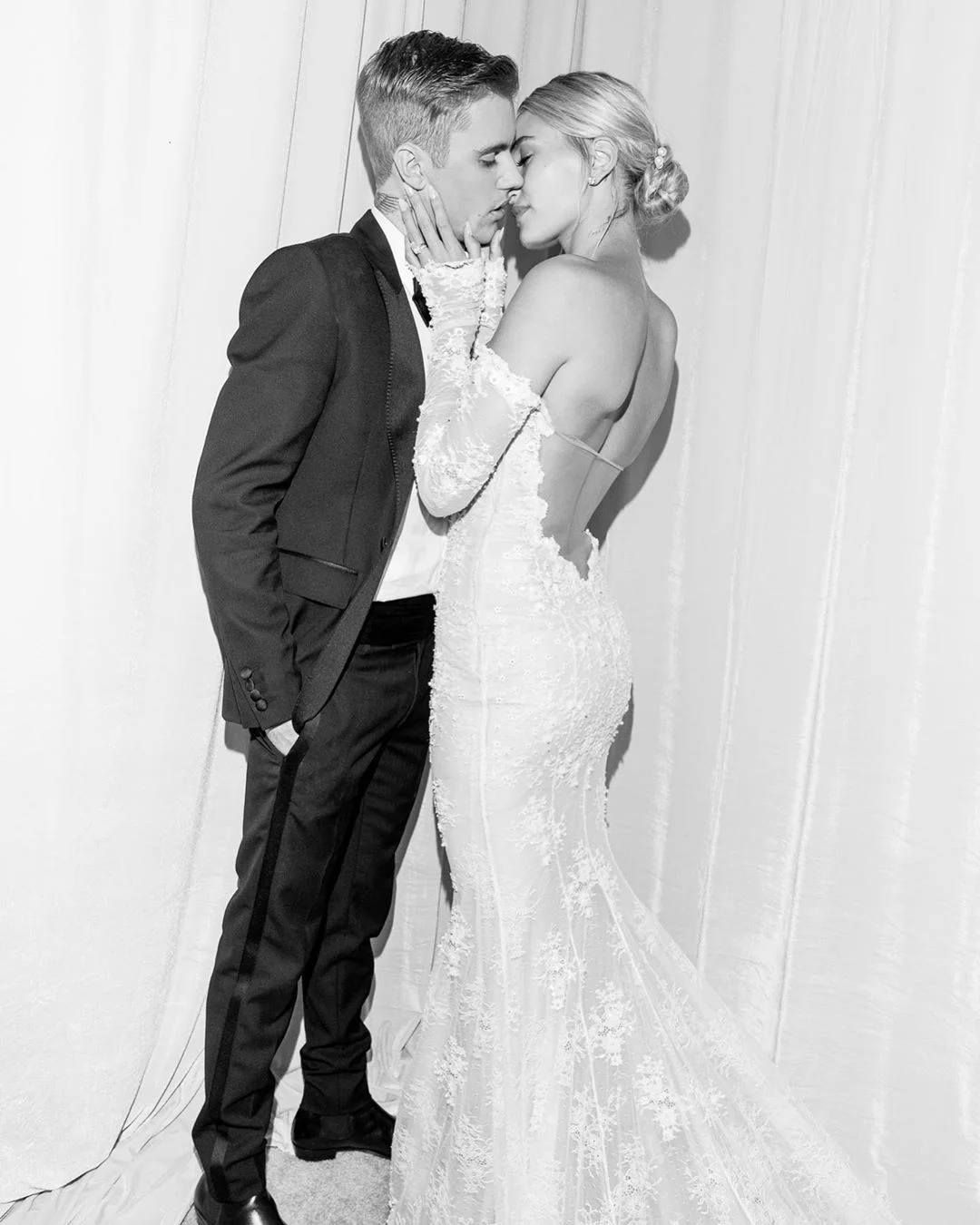 Хейли Бибер поделилась фото со свадьбы, на которых можно увидеть ее роскошное платье - фото 453223