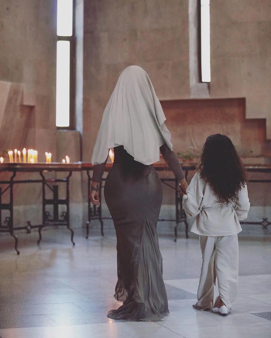 Кім Кардашьян показала, як хрестила дітей від Каньє Веста у Вірменії - фото 453937