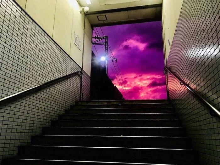 Небо над Японією стало насичено фіолетового кольору, і ви такого дива ще не бачили - фото 454143