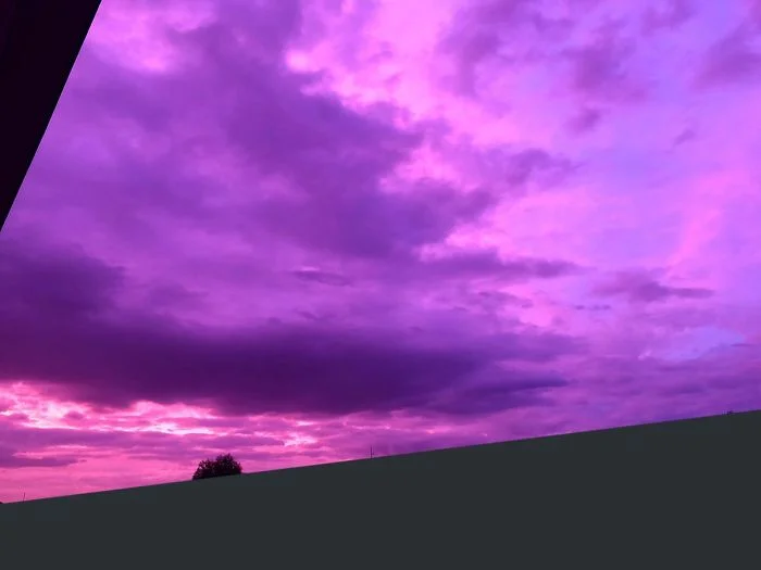 Небо над Японією стало насичено фіолетового кольору, і ви такого дива ще не бачили - фото 454145