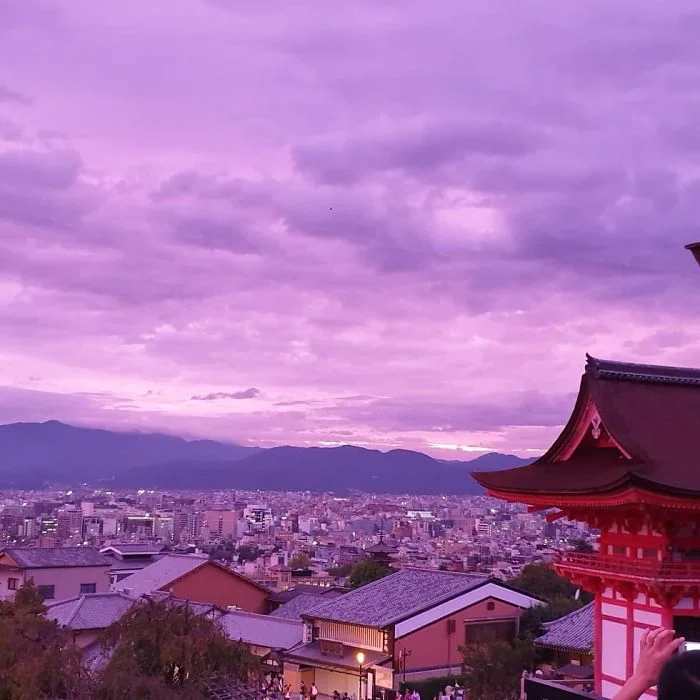 Небо над Японией стало насыщенно фиолетового цвета, и вы такого чуда еще не видели - фото 454147