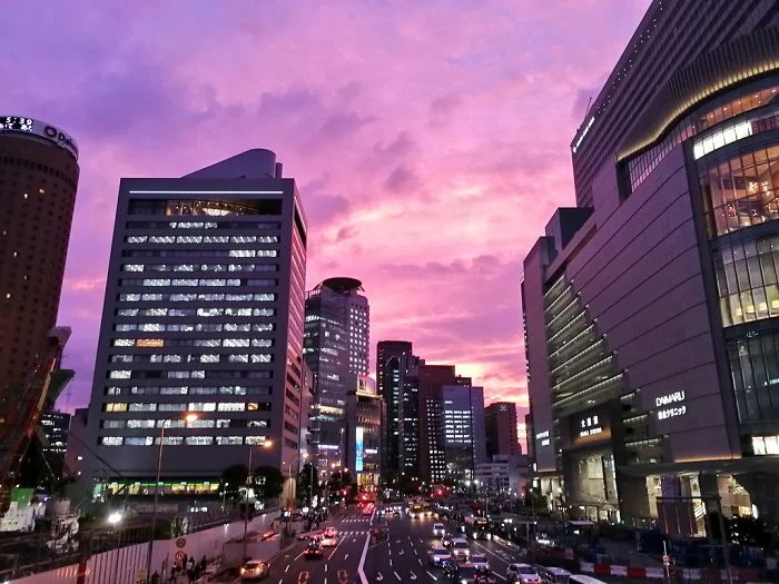 Небо над Японией стало насыщенно фиолетового цвета, и вы такого чуда еще не видели - фото 454150