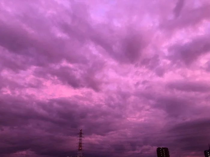Небо над Японией стало насыщенно фиолетового цвета, и вы такого чуда еще не видели - фото 454151