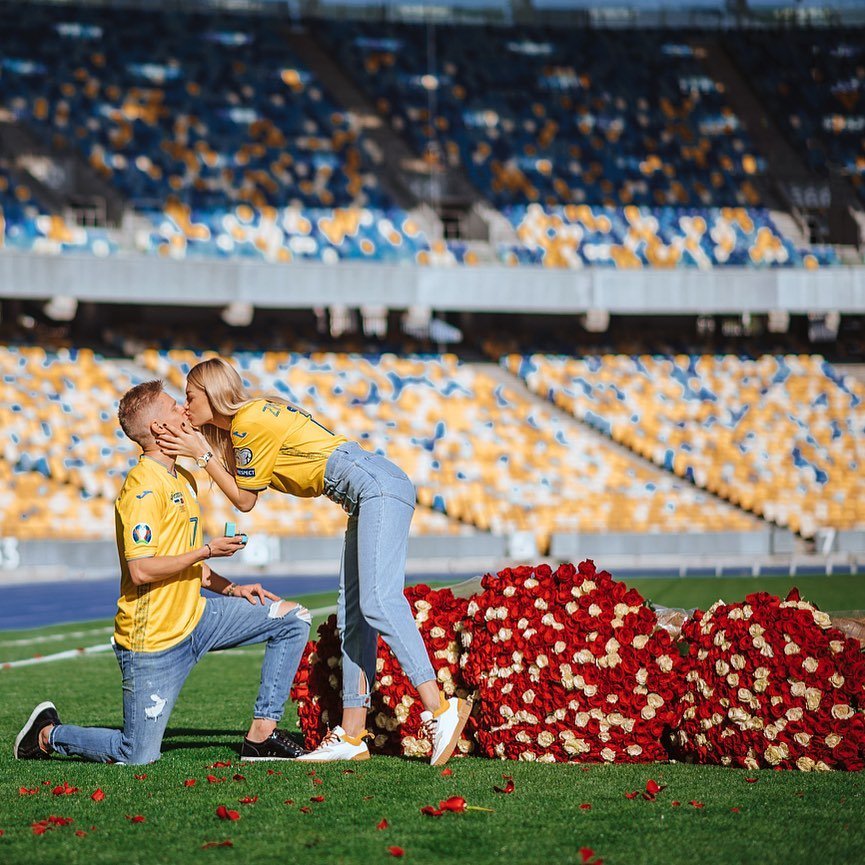 Футболист Зинченко сделал предложение своей девушке Владе Седан на футбольном поле - фото 454368