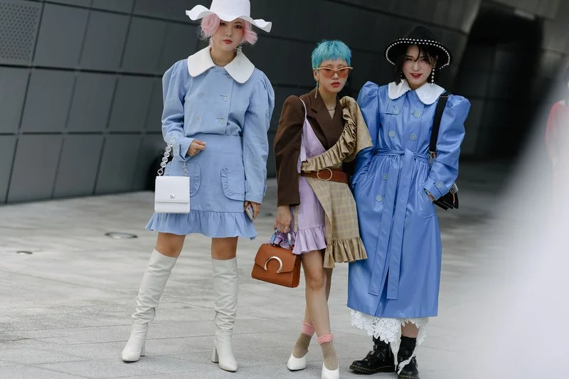 Необычный и очень крутой уличный стиль на Неделе моды в Сеуле - фото 454417