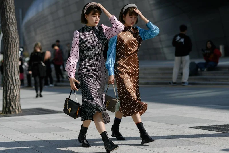Необычный и очень крутой уличный стиль на Неделе моды в Сеуле - фото 454422