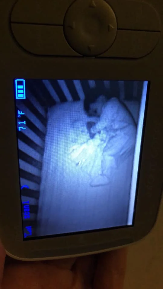 На цьому фото жінка побачила справжнього привида біля свого малюка, але все не так страшно - фото 454708