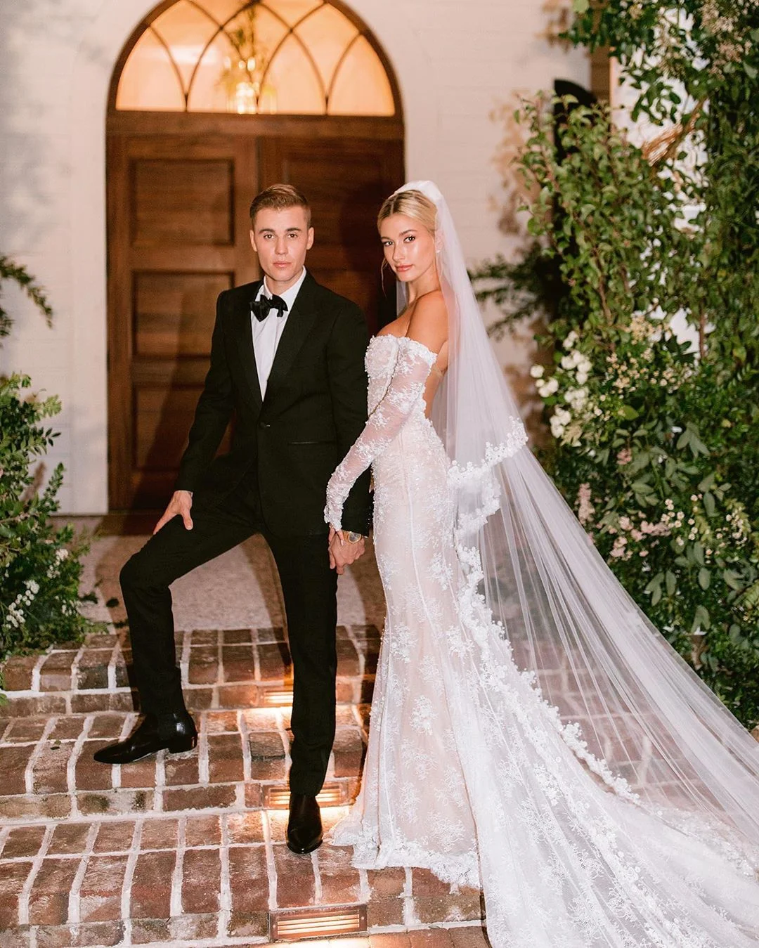 Джастин Бибер опубликовал новые фото со свадьбы, где видно его жену в белоснежном платье - фото 454813