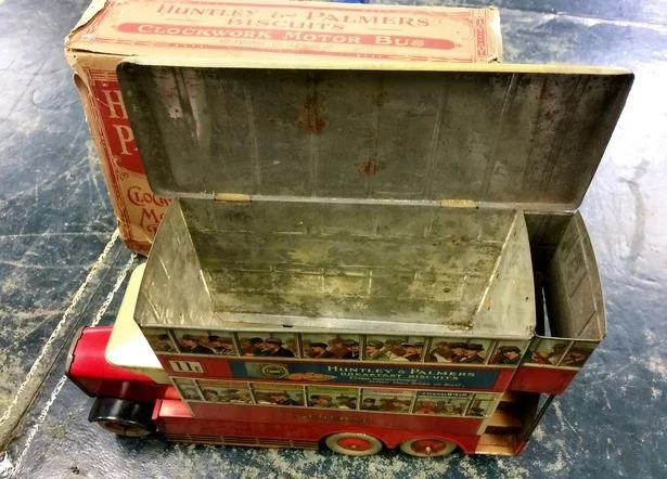 Подружжя пенсіонерів знайшло коробку з-під печива, яка принесла їм чимало грошенят - фото 455070