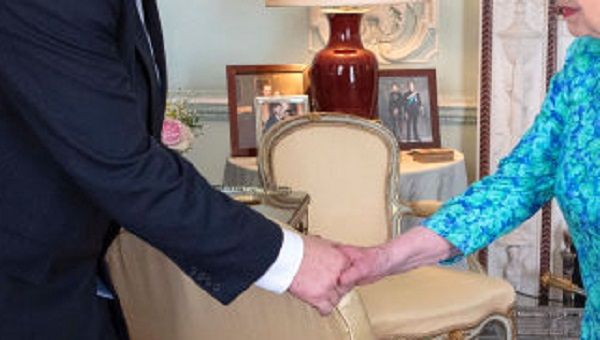 Фотодоказ: після скандального інтерв'ю Єлизавета ІІ образилась на Меган і Гаррі - фото 455238
