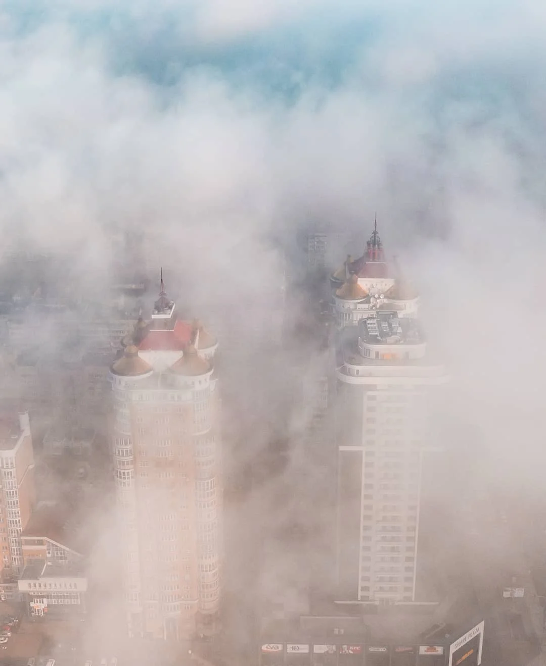 Київ поринув у густий туман через смог, і ці фото, наче з фільму жахів - фото 455309