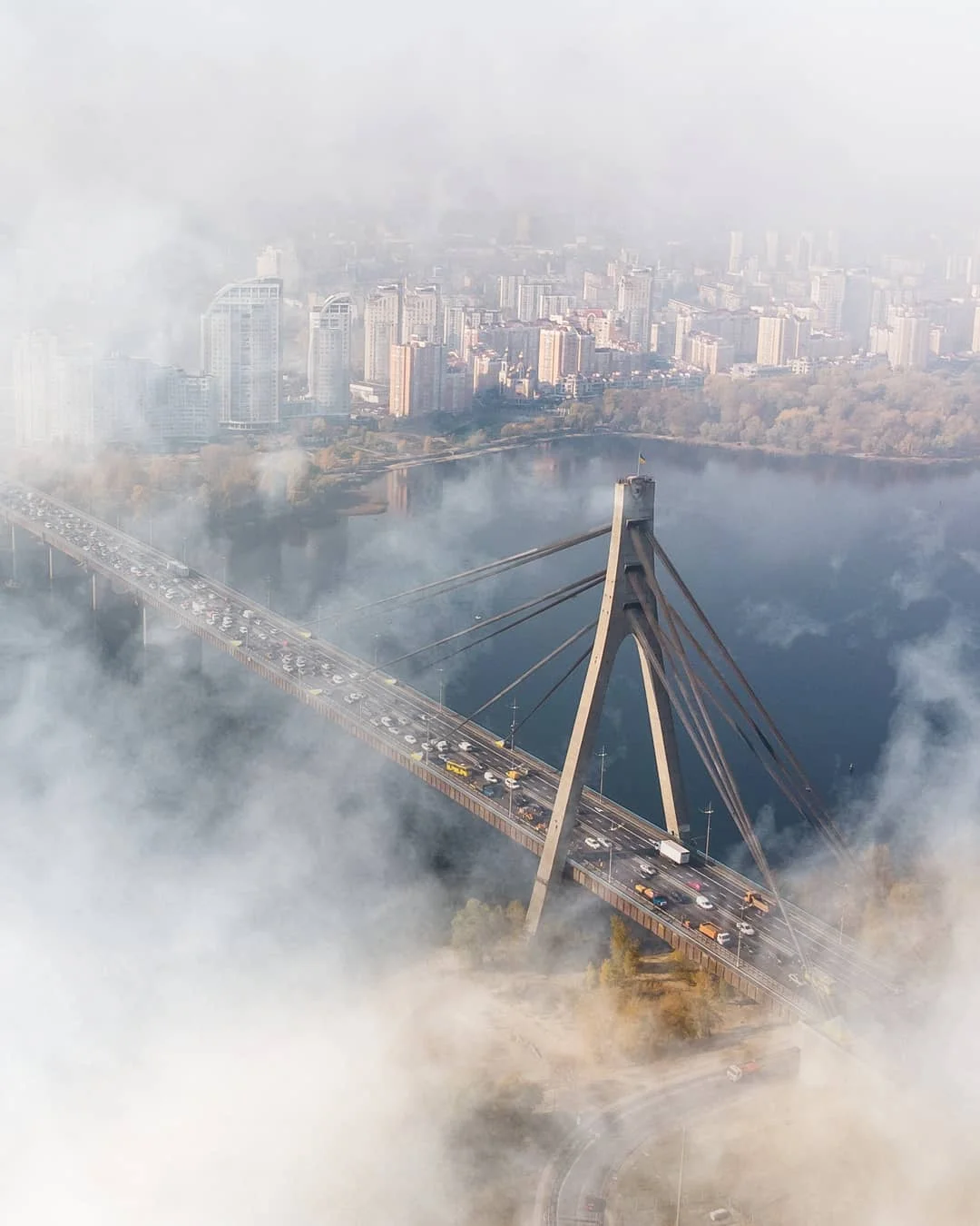 Київ поринув у густий туман через смог, і ці фото, наче з фільму жахів - фото 455312