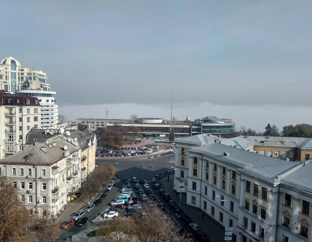 Киев погрузился в густой туман из-за смога, и эти фото, будто из фильма ужасов - фото 455314