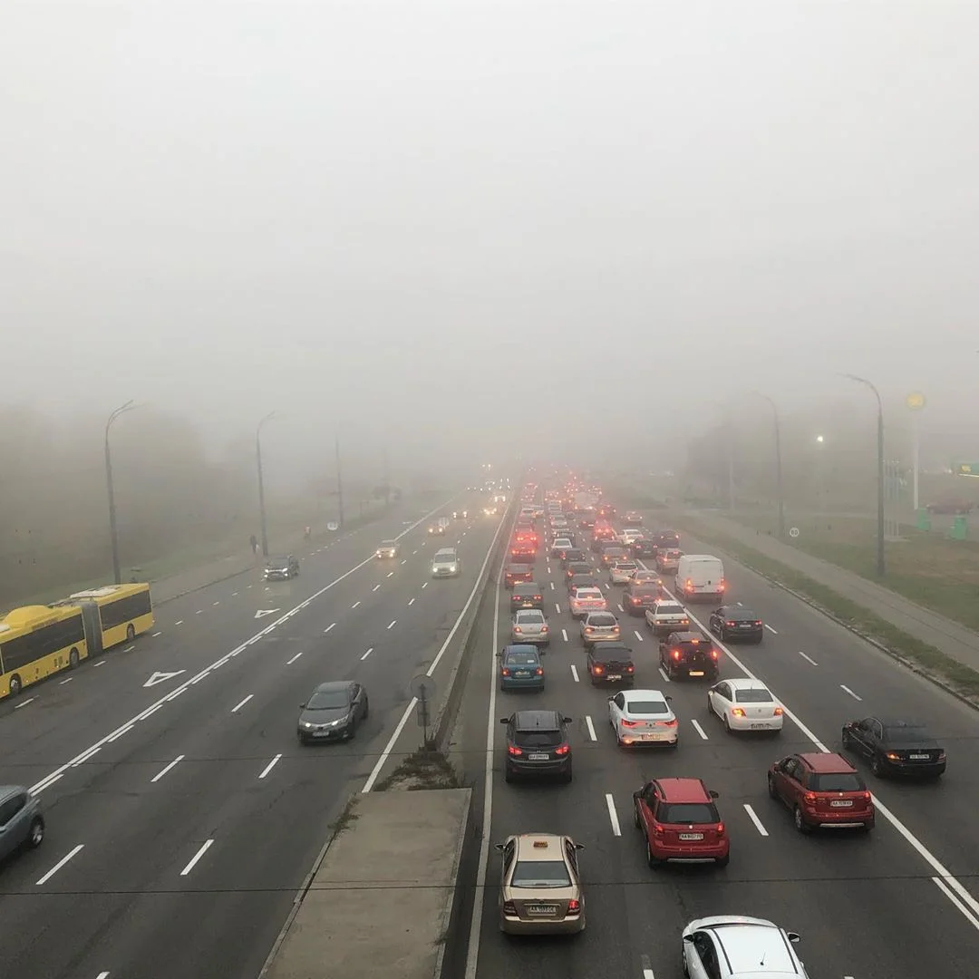 Київ поринув у густий туман через смог, і ці фото, наче з фільму жахів - фото 455315