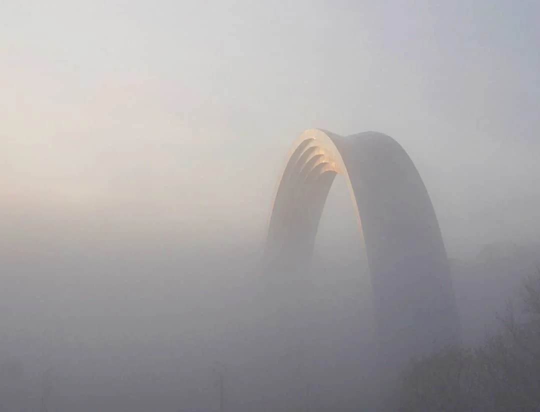 Київ поринув у густий туман через смог, і ці фото, наче з фільму жахів - фото 455318
