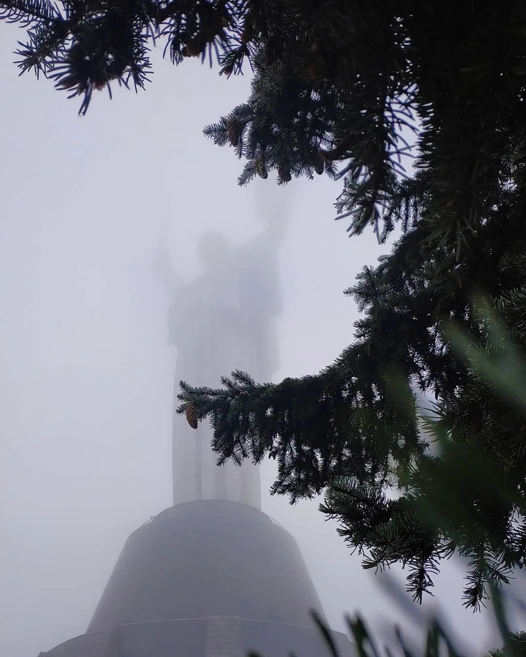 Киев погрузился в густой туман из-за смога, и эти фото, будто из фильма ужасов - фото 455320