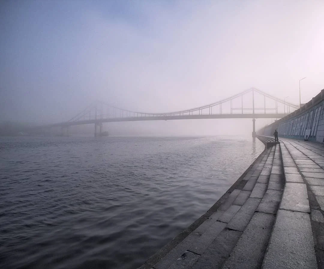 Київ поринув у густий туман через смог, і ці фото, наче з фільму жахів - фото 455321