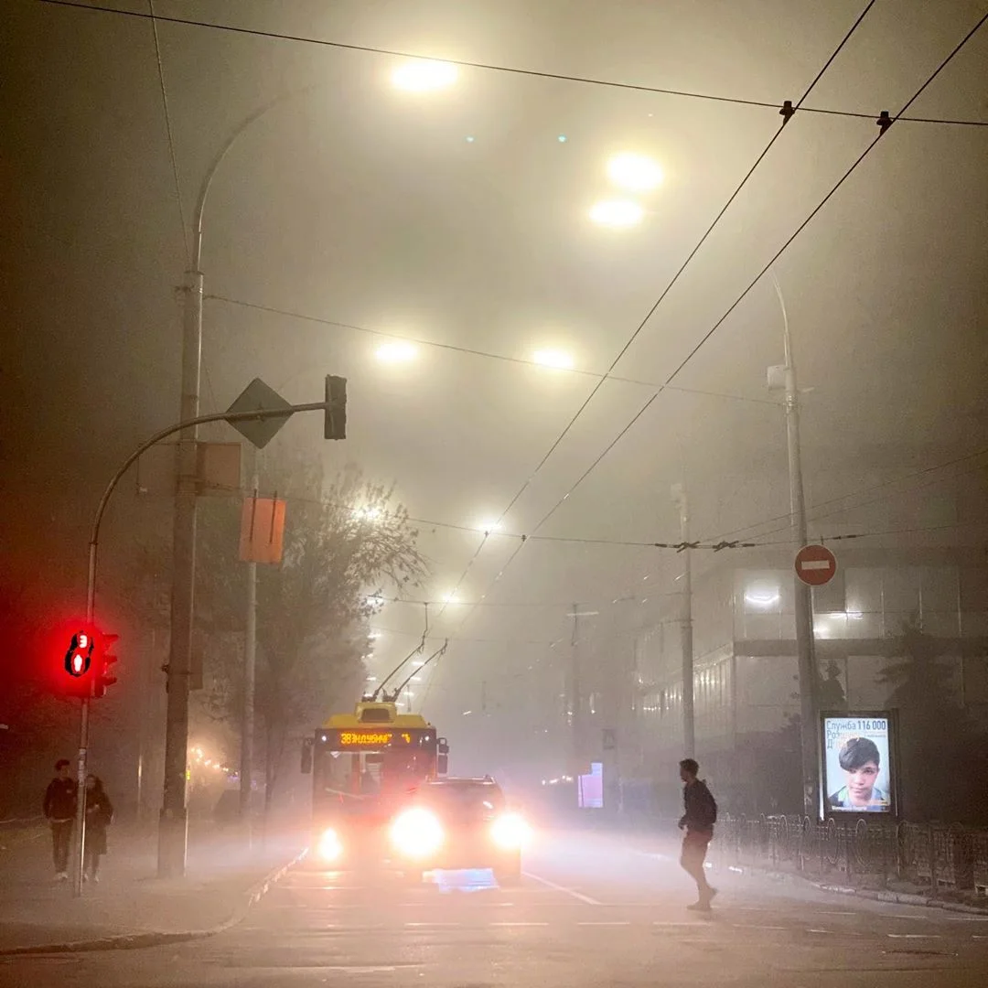 Київ поринув у густий туман через смог, і ці фото, наче з фільму жахів - фото 455323
