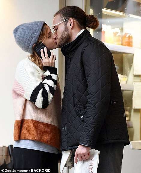 Эмму Уотсон застукали за страстными поцелуями с таинственным незнакомцем - фото 455538
