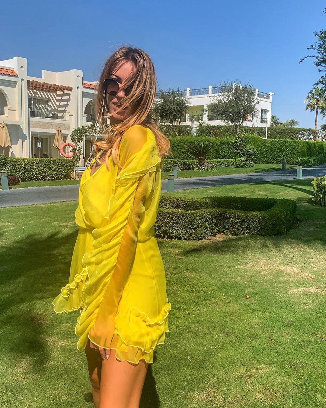 Леся Никитюк в желтом платье с декольте 'до пупка' показала длинные ножки - фото 455616