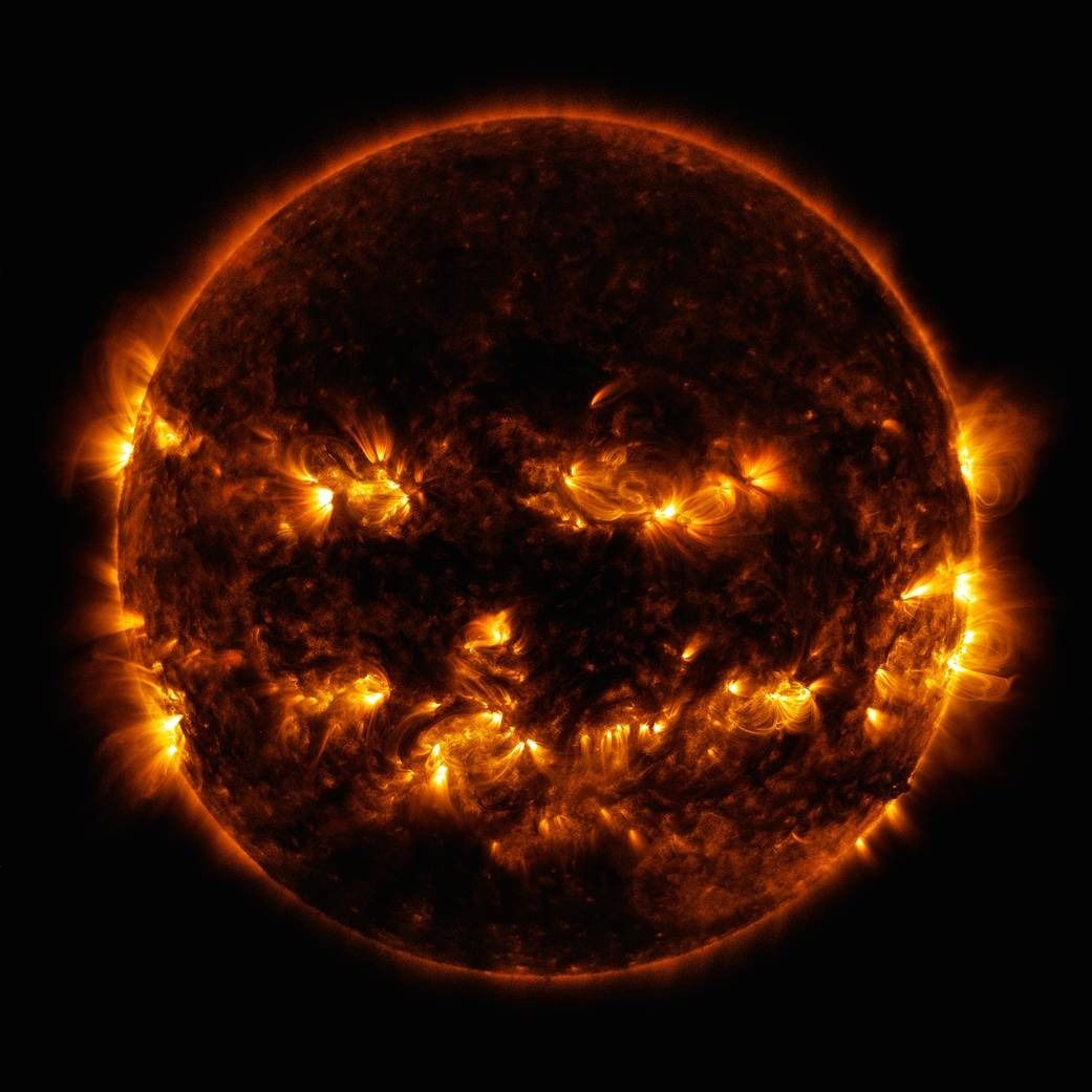 В честь Хэллоуина NASA опубликовало фото Солнца, что похоже на жуткую тыкву - 455690 В честь Хэллоуина NASA опубликовало фото Солнца, что похоже на жуткую тыкву - фото 455690