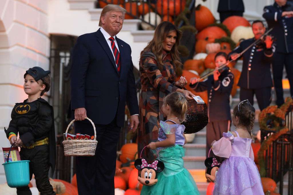 Мелания и Дональд Трамп красиво и жутко украсили Белый дом к Хэллоуину - фото 455714