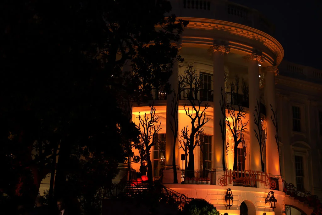 Меланія і Дональд Трамп красиво та моторошно прикрасили Білий дім до Геловіна - фото 455715