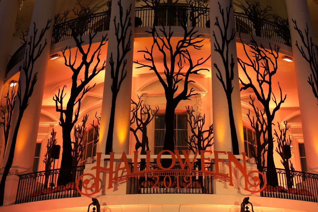 Мелания и Дональд Трамп красиво и жутко украсили Белый дом к Хэллоуину - фото 455716