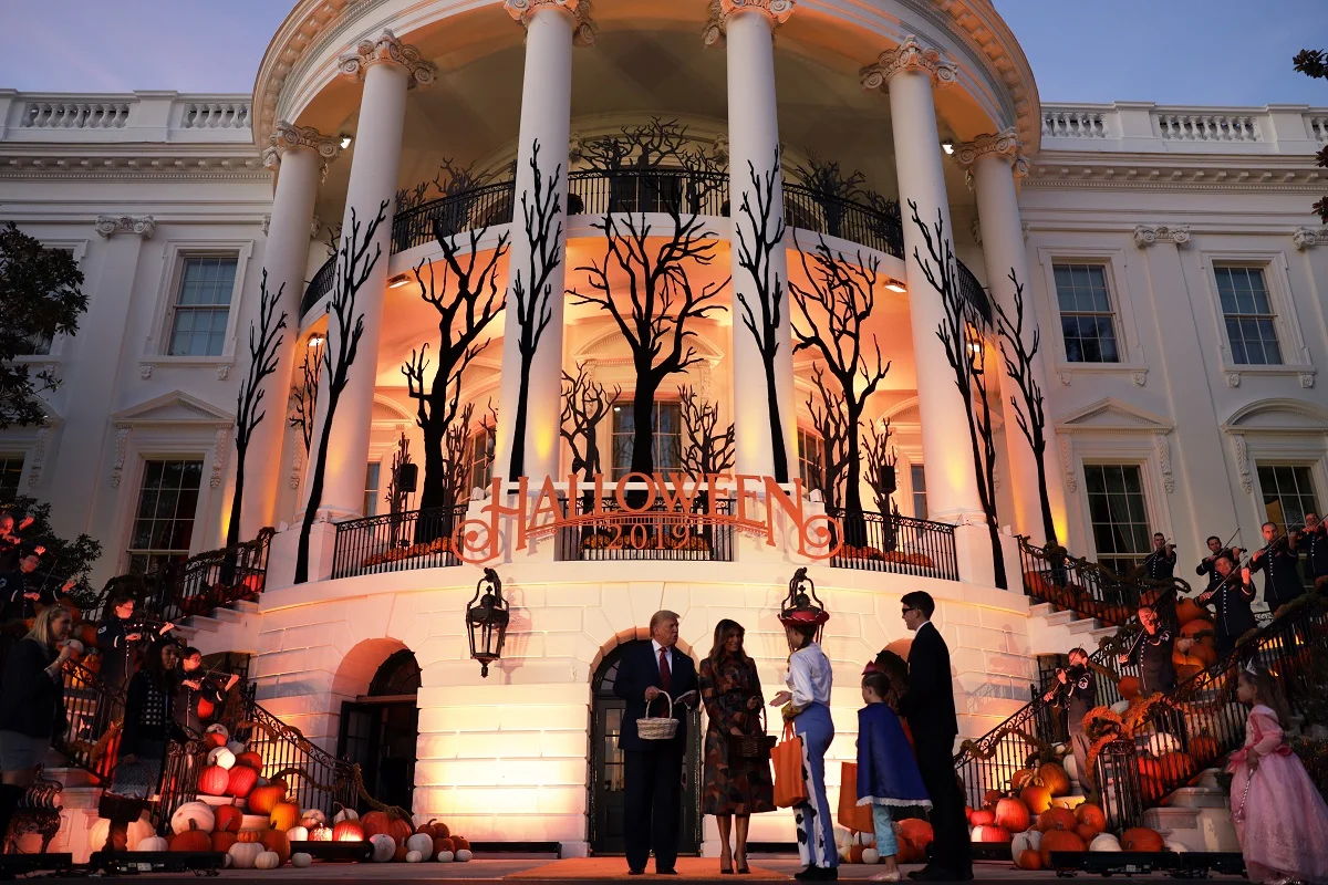 Меланія і Дональд Трамп красиво та моторошно прикрасили Білий дім до Геловіна - фото 455717