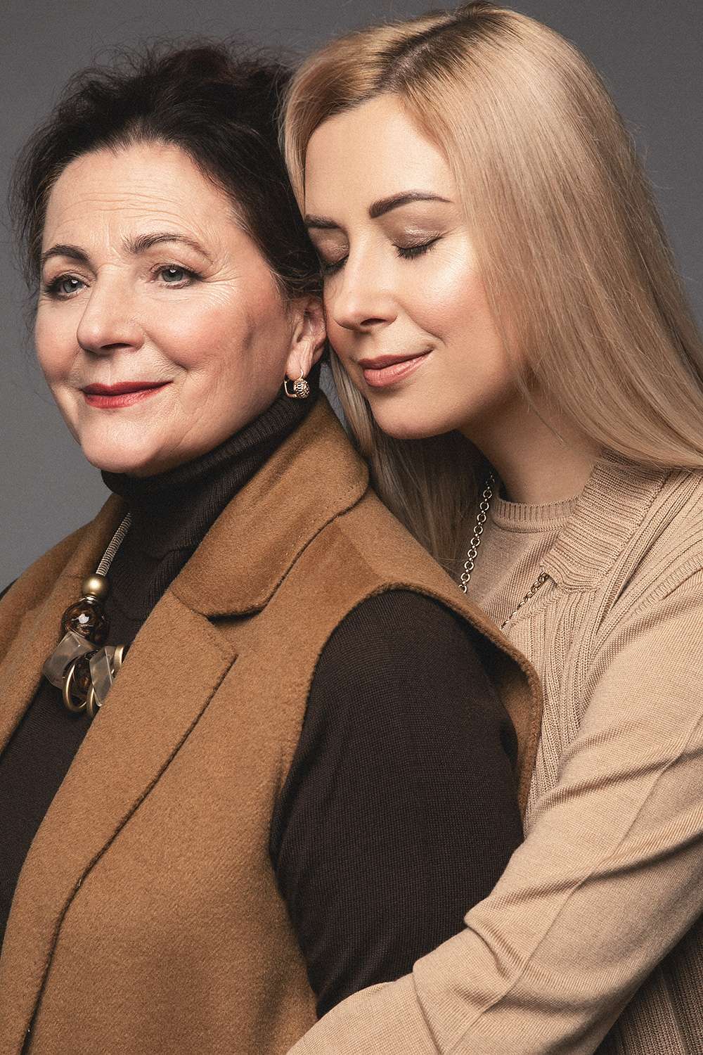 Дві українські красуні: Тоня Матвієнко разом з мамою знялась у стильній фотосесії - фото 456034