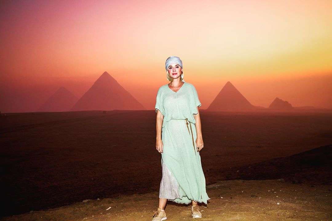 Кеті Перрі на тіл пірамід - фото 456318