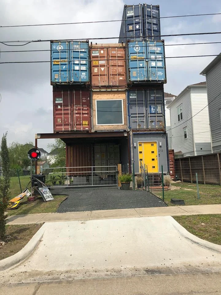 Мужчина построил дом из 11 грузовых контейнеров, и вот как он выглядит - фото 456398