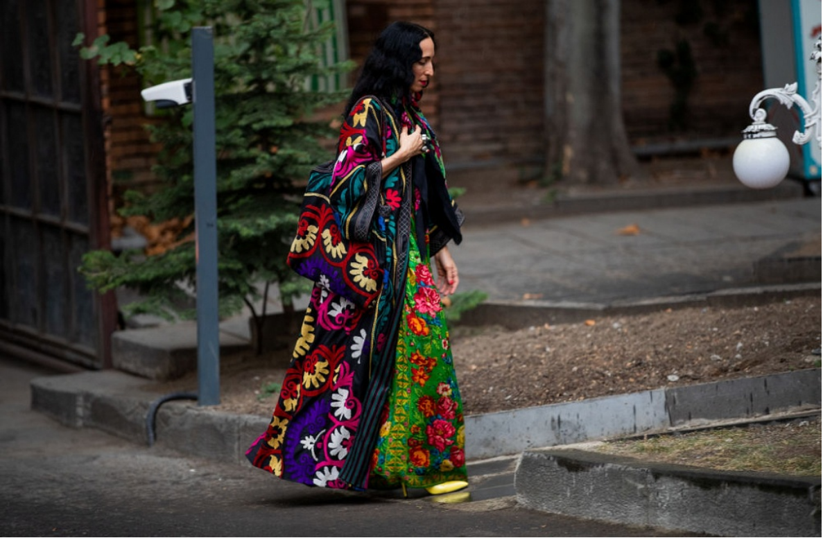 Что носят звезды street style грузинской Недели моды - фото 456758