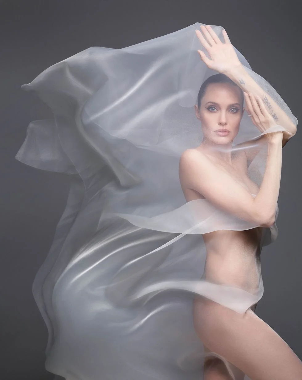 Обнаженная и божественно красивая: Анджелина Джоли снялась в откровенной фотосессии - фото 456843