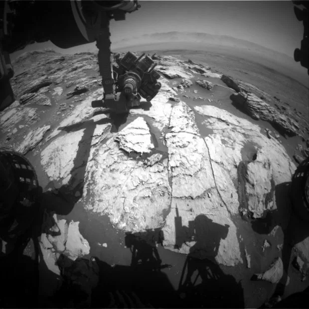 Марсохід зробив нові знімки Червоної планети, на яких можна побачити древній кратер - фото 456969