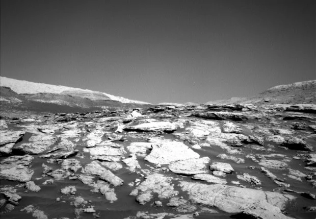 Марсоход сделал новые снимки Красной планеты, на которых можно увидеть древний кратер - фото 456970