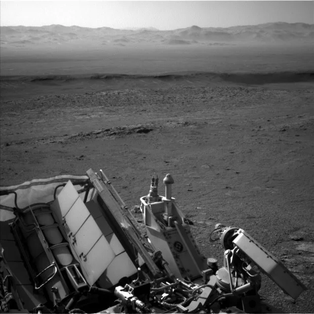Марсоход сделал новые снимки Красной планеты, на которых можно увидеть древний кратер - фото 456971