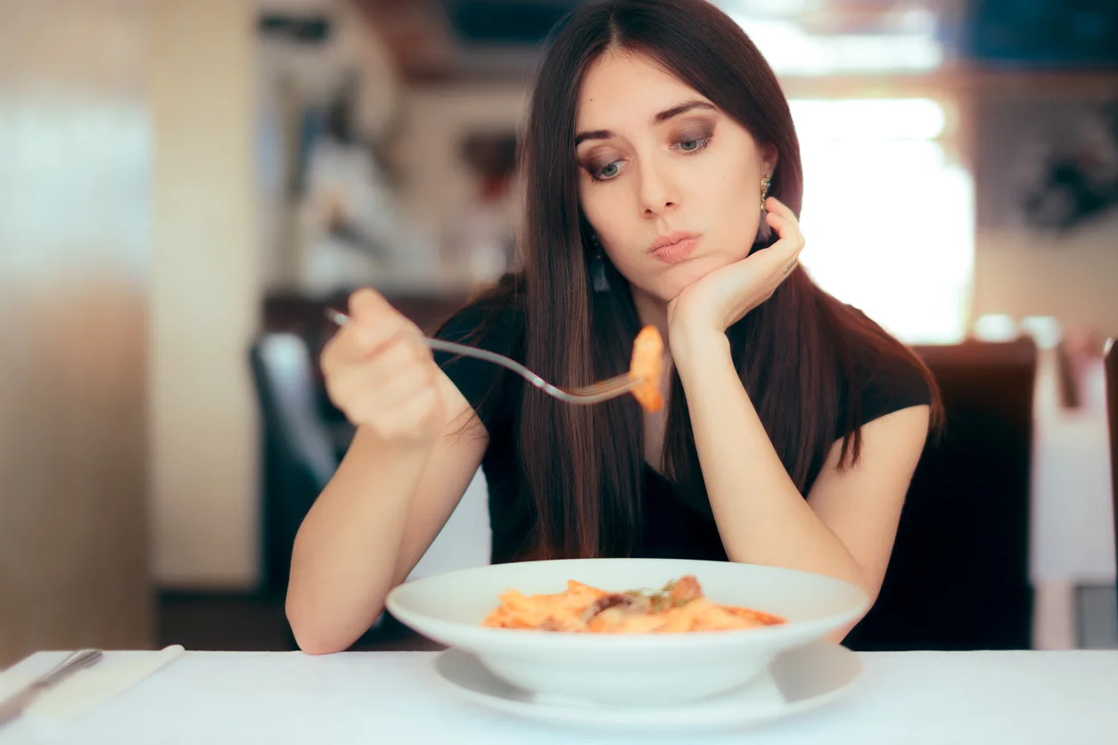 Прием пищи наедине может плохо повлиять на твое здоровье - вот почему - фото 457053
