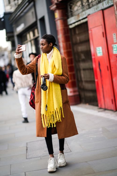 Как стильно носить шарф в этом сезоне: 30 примеров из street style - 457406 Как стильно носить шарф в этом сезоне: 30 примеров из street style - фото 457406