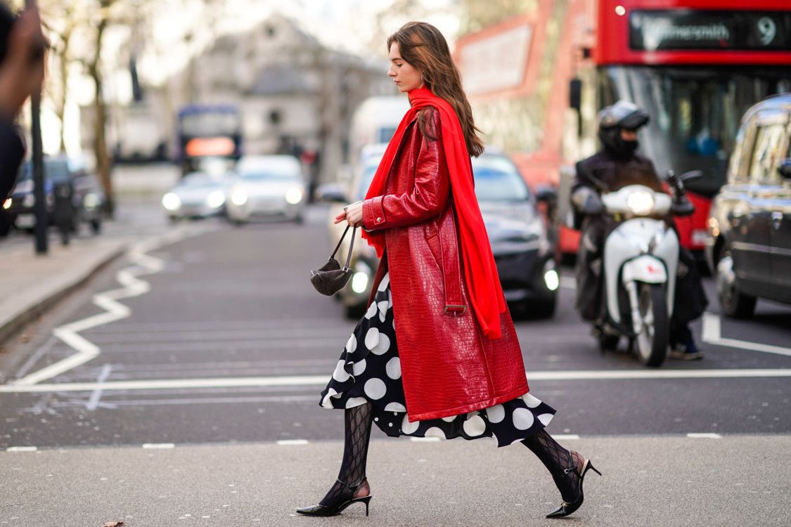 Как стильно носить шарф в этом сезоне: 30 примеров из street style - 457407 Как стильно носить шарф в этом сезоне: 30 примеров из street style - фото 457407