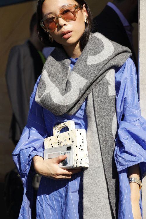 Как стильно носить шарф в этом сезоне: 30 примеров из street style - 457408 Как стильно носить шарф в этом сезоне: 30 примеров из street style - фото 457408