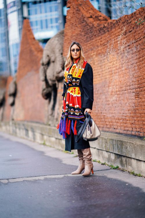 Как стильно носить шарф в этом сезоне: 30 примеров из street style - 457410 Как стильно носить шарф в этом сезоне: 30 примеров из street style - фото 457410