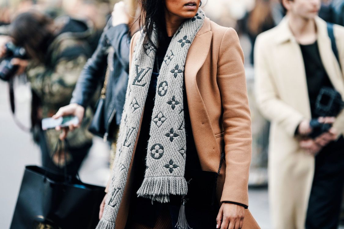 Как стильно носить шарф в этом сезоне: 30 примеров из street style - 457411 Как стильно носить шарф в этом сезоне: 30 примеров из street style - фото 457411