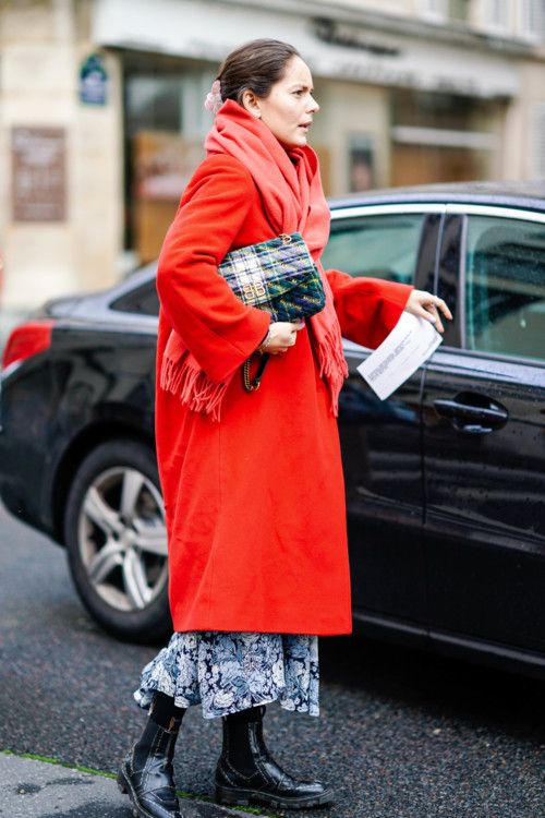 Как стильно носить шарф в этом сезоне: 30 примеров из street style - 457413 Как стильно носить шарф в этом сезоне: 30 примеров из street style - фото 457413