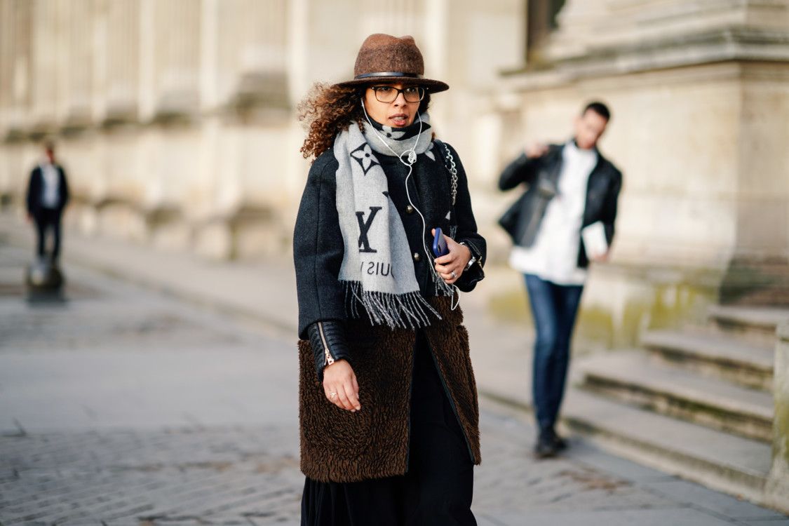 Как стильно носить шарф в этом сезоне: 30 примеров из street style - 457415 Как стильно носить шарф в этом сезоне: 30 примеров из street style - фото 457415